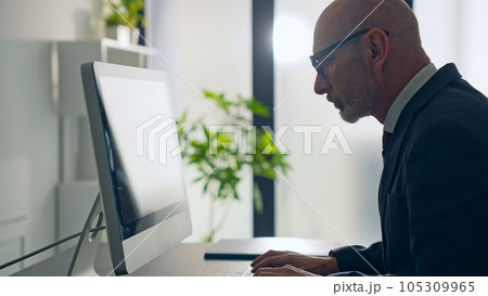 オフィスでパソコンを使って作業する外国人ビジネスマン オフィスでパソコンを使って作業する外国人ビジネスマン 105309965