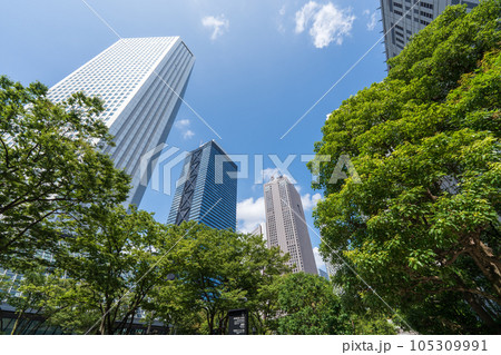 高層ビルを見上げる 高層ビルを見上げる 105309991