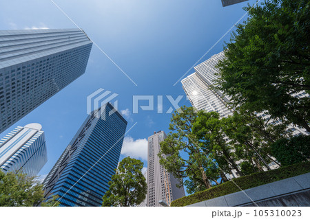 高層ビルを見上げる 高層ビルを見上げる 105310023