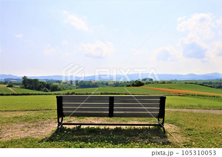 七月の北海道、美瑛の丘で感じる初夏の薫り、芳醇な大地、欧州ヨーロッパの田舎町を想わせる丘の町にて 七月の北海道、美瑛の丘で感じる初夏の薫り、芳醇な大地、欧州ヨーロッパの田舎町を想わせる丘の町にて 105310053