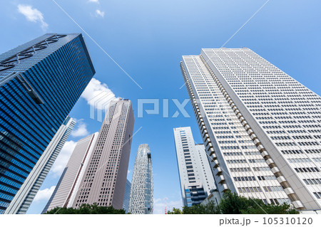 高層ビルを見上げる 高層ビルを見上げる 105310120