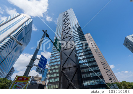 高層ビルを見上げる 105310198
