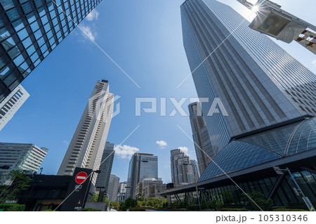 高層ビルを見上げる 高層ビルを見上げる 105310346