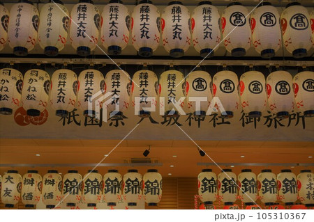 七月の京都、祇園祭、宵山で賑わう四条、祇園祭で夏が始まる、そうだ京都へ行こう、夏きたらし京都 105310367
