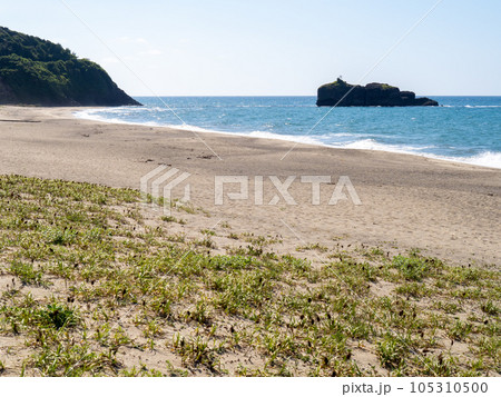 「因幡の白兎」の舞台とされる白兎海岸(鳥取県鳥取市)の砂浜と、夏の青い日本海と淤岐之島の風景。 「因幡の白兎」の舞台とされる白兎海岸(鳥取県鳥取市)の砂浜と、夏の青い日本海と淤岐之島の風景。 105310500