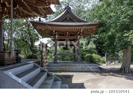 筑波山が見える高台にある豊森山文殊院鐘楼 105310541