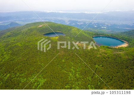 ドローン|大自然が作る雄大な地形と緑が美しいえびの高原のカルデラ湖周辺の空撮|宮崎県えびの市 ドローン|大自然が作る雄大な地形と緑が美しいえびの高原のカルデラ湖周辺の空撮|宮崎県えびの市 105311198