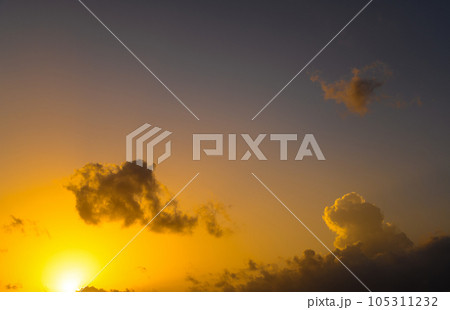 日没 夕焼けの染まる雲と空 背景素材 ネガティブイメージ 日没 夕焼けの染まる雲と空 背景素材 ネガティブイメージ 105311232