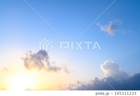 日没　夕焼けの染まる雲と空　背景素材　青色 105311233