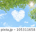 新緑と青空に浮かぶハート型の雲 105311658