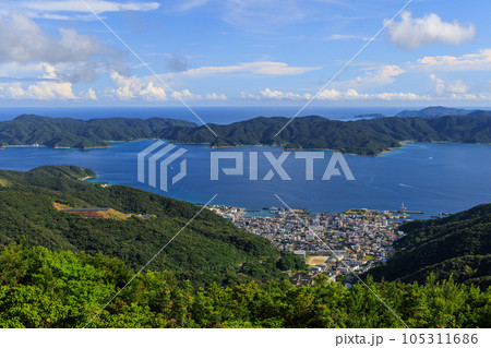 奄美大島の古仁屋と対岸の加計呂麻島 奄美大島の古仁屋と対岸の加計呂麻島 105311686
