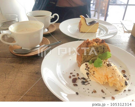 美味しいケーキとアイスクリーム 105312314