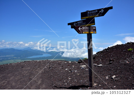 富士登山吉田ルートから望む山中湖　富士登山　夏山登山　 105312327
