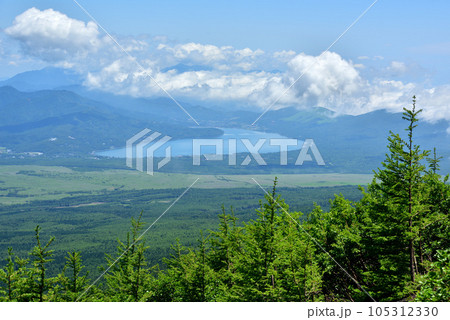 富士登山吉田ルートから望む山中湖　富士登山　夏山登山　 105312330