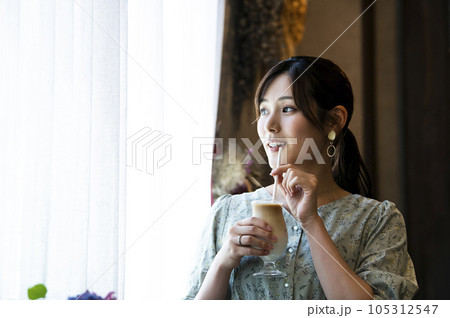 カフェでアイスカフェオレを飲む女性 105312547