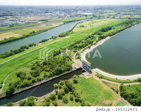 「埼玉県」荒川上空から川上方向を望む　戸田市 105312671