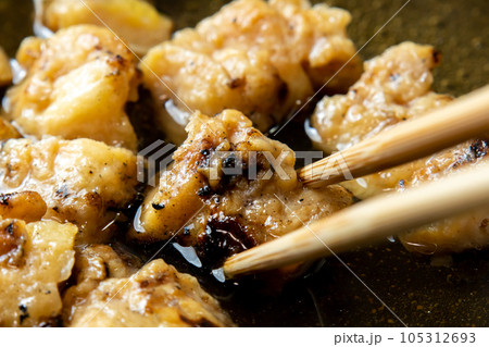 残った焼鳥(ぼんじり)リメイク調理シーン。卵とじするためだし汁の入ったフライパンで煮る。 105312693