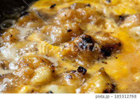 焼鳥(ぼんじり)の卵とじ調理シーン。残った焼鳥リメイクイメージ。 105312768