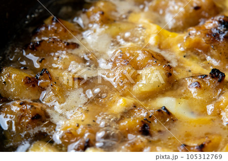 焼鳥(ぼんじり)の卵とじ調理シーン。残った焼鳥リメイクイメージ。 105312769