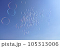 青空に舞うカラフルなシャボン玉 105313006
