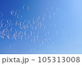 青空に舞うカラフルなシャボン玉 105313008
