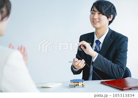 ビジネス　男性　商談　不動産 105313834