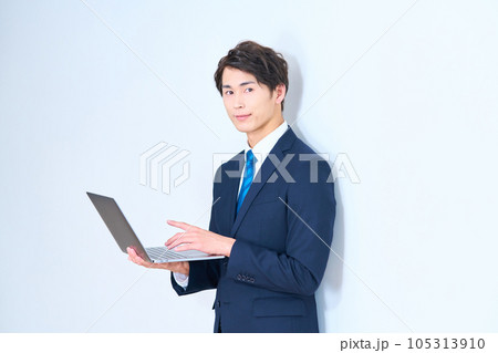 メンズファッション　スーツ姿の若いビジネスマン 105313910