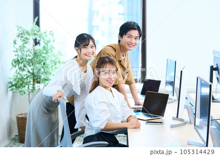 エンジニア　アパレル　クリエーター　デザイナー　仲間　若者 105314429