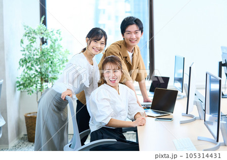 エンジニア　アパレル　クリエーター　デザイナー　仲間　若者 105314431