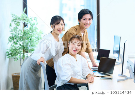 エンジニア アパレル クリエーター デザイナー 仲間 若者 エンジニア アパレル クリエーター デザイナー 仲間 若者 105314434