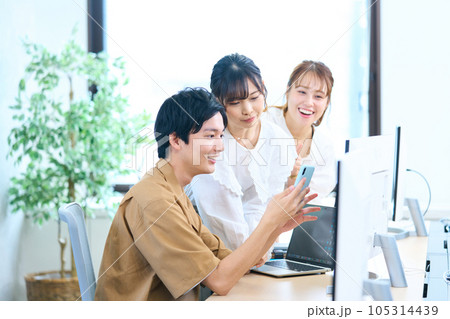 エンジニア　アパレル　クリエーター　デザイナー　仲間　若者 105314439