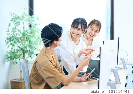 エンジニア アパレル クリエーター デザイナー 仲間 若者 エンジニア アパレル クリエーター デザイナー 仲間 若者 105314441