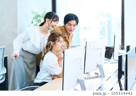 エンジニア アパレル クリエーター デザイナー 仲間 若者 エンジニア アパレル クリエーター デザイナー 仲間 若者 105314442