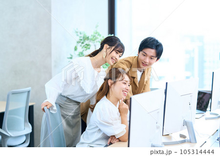 エンジニア アパレル クリエーター デザイナー 仲間 若者 エンジニア アパレル クリエーター デザイナー 仲間 若者 105314444