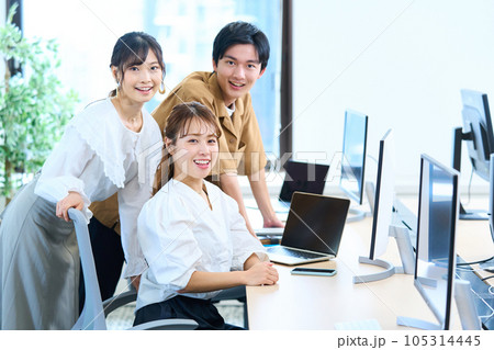 エンジニア　アパレル　クリエーター　デザイナー　仲間　若者 105314445