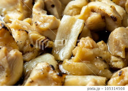 残った焼鳥(ねぎま)リメイク調理シーン。卵とじするためだし汁の入ったフライパンで煮る。 105314508