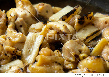 残った焼鳥(ねぎま)リメイク調理シーン。卵とじするためだし汁の入ったフライパンで煮る。 105314510