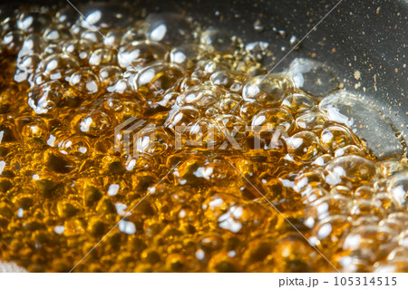 だし汁をフライパンに入れて煮立たせる調理シーンのアップ。 105314515