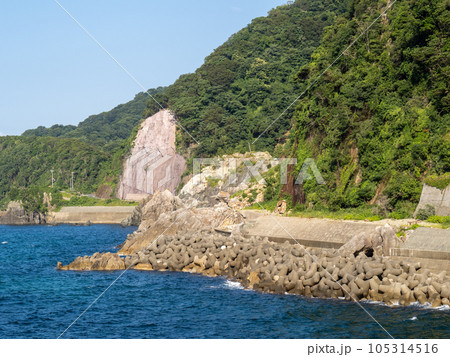 夏の穏やかな日本海(山陰海岸)の風景。兵庫県美方郡新温泉町の海岸、7月撮影。 夏の穏やかな日本海(山陰海岸)の風景。兵庫県美方郡新温泉町の海岸、7月撮影。 105314516