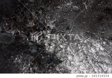 地球の奥底からうめき声が聞こえてくる。あたかも地球上の生物に向かって叫んでいるようにも聞こえる。 105314554