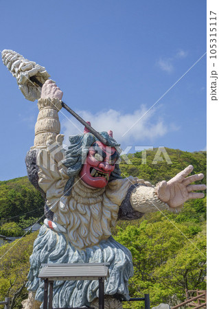 山の麓に巨大なまはげが建つ観光スポット 105315117