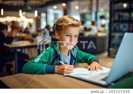カフェで宿題をする小学生の男の子 カフェで宿題をする小学生の男の子 105315348
