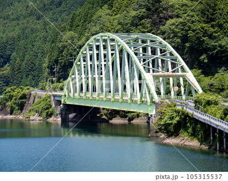 夏の音水湖(引原ダムの人工湖)と新三久安大橋(国道29号)の風景。(兵庫県宍粟市) 夏の音水湖(引原ダムの人工湖)と新三久安大橋(国道29号)の風景。(兵庫県宍粟市) 105315537