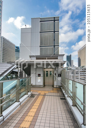 横断歩道橋のエレベーター 105315635