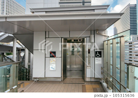 横断歩道橋のエレベーター 105315636