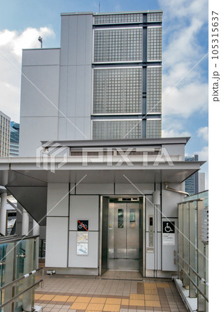 横断歩道橋のエレベーター 105315637