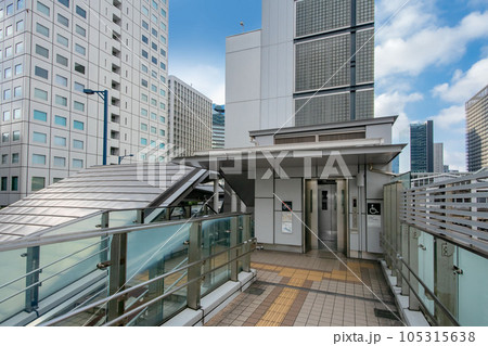 横断歩道橋のエレベーター 105315638