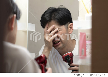 睡眠不足が辛い男性 頭痛 二日酔い 睡眠不足が辛い男性 頭痛 二日酔い 105315763