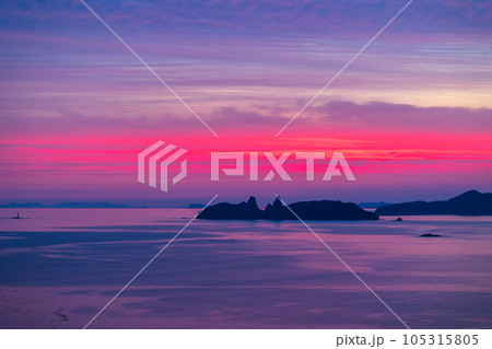 神楽島の夕焼けに染まる空と海 105315805