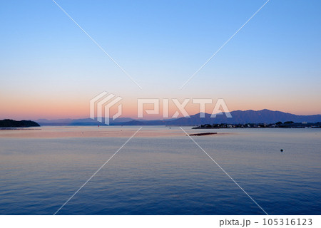 夕暮れの海岸 105316123